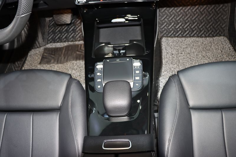 奔驰A级 2022款 A 200 L 运动轿车动感型