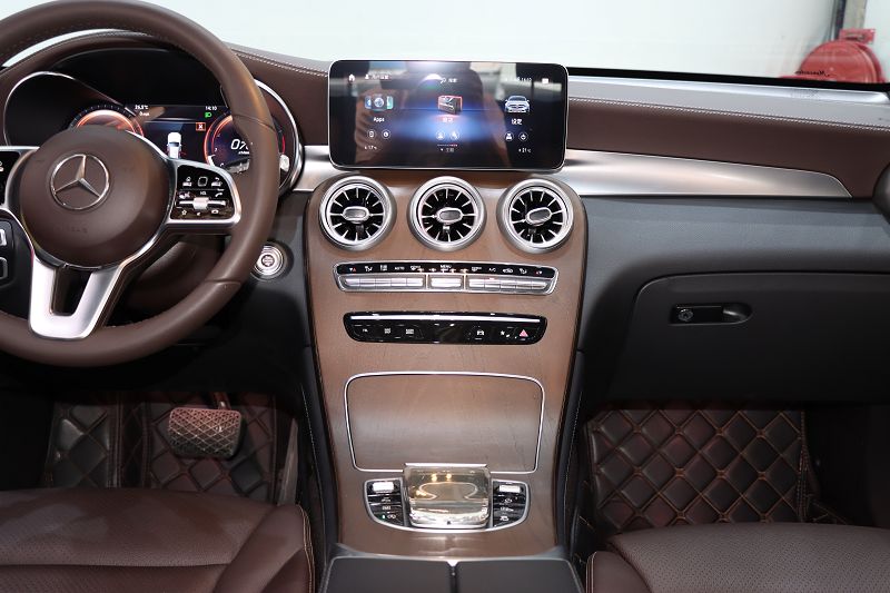 奔驰GLC级 2022款 改款 GLC 260 L 4MATIC 豪华型