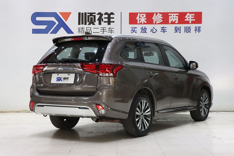 三菱欧蓝德 2021款 2.0L 两驱畅享版 5座