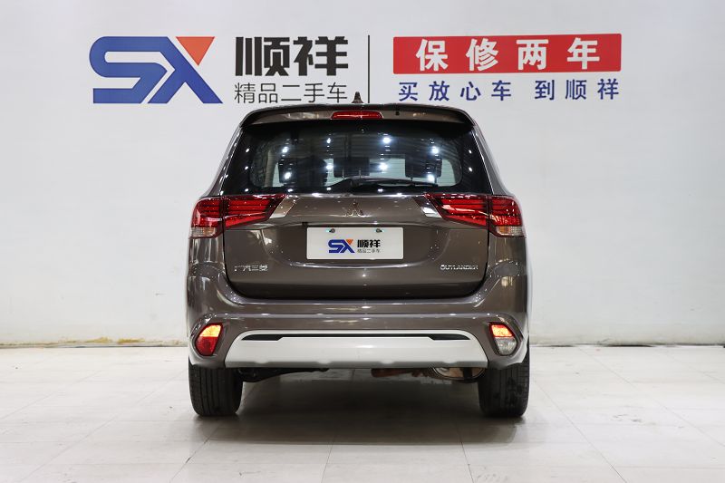 三菱欧蓝德 2021款 2.0L 两驱畅享版 5座