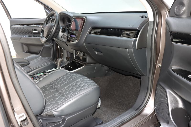 三菱欧蓝德 2021款 2.0L 两驱畅享版 5座