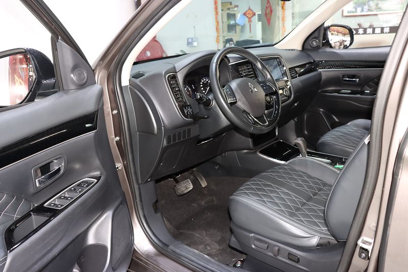 三菱欧蓝德 2021款 2.0L 两驱畅享版 5座