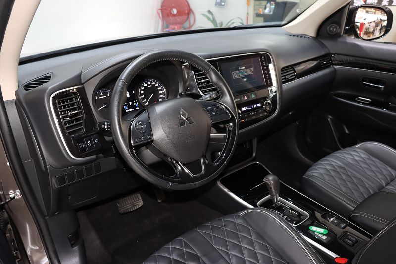 三菱欧蓝德 2021款 2.0L 两驱畅享版 5座