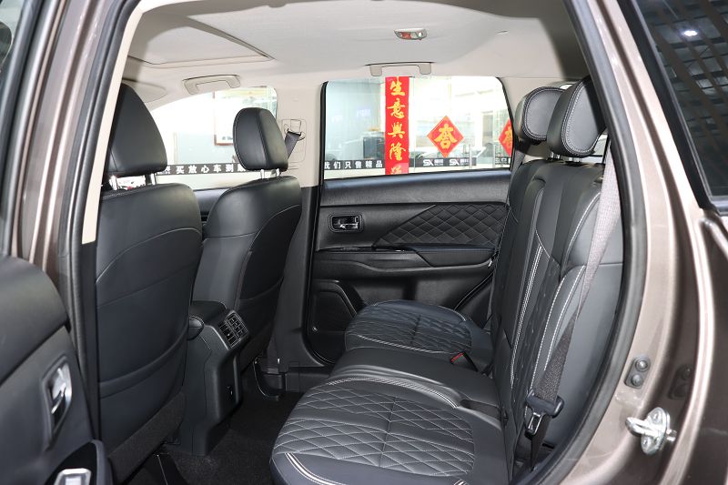 三菱欧蓝德 2021款 2.0L 两驱畅享版 5座