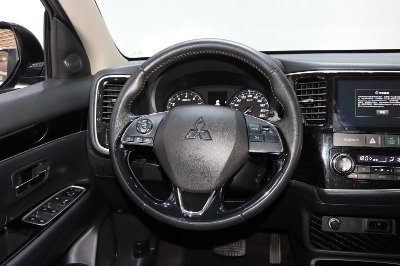 三菱欧蓝德 2021款 2.0L 两驱畅享版 5座