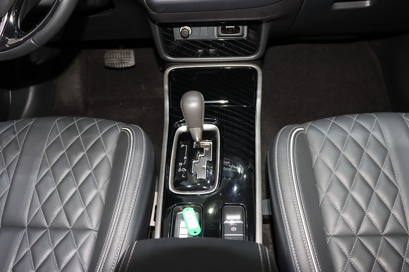 三菱欧蓝德 2021款 2.0L 两驱畅享版 5座