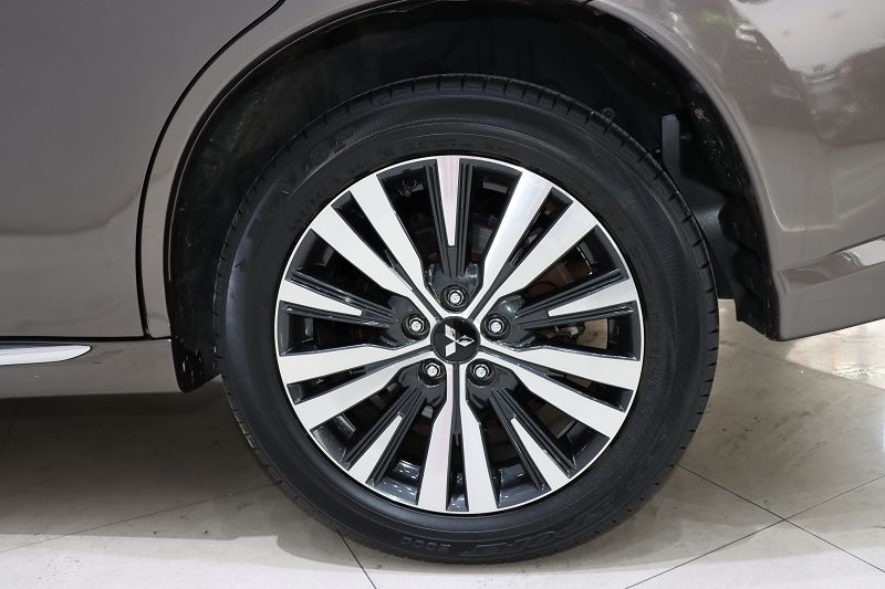 三菱欧蓝德 2021款 2.0L 两驱畅享版 5座