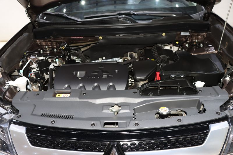 三菱欧蓝德 2021款 2.0L 两驱畅享版 5座