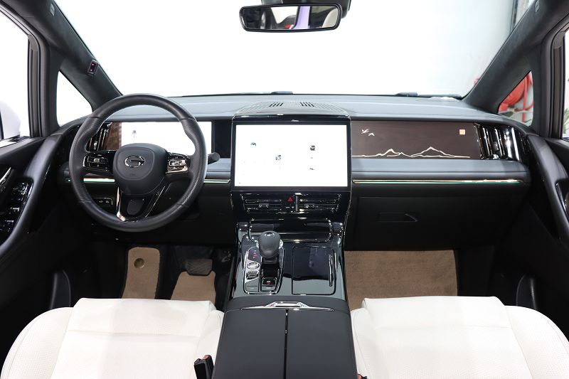 广汽传祺M8 2023款 宗师系列 双擎 旗舰版