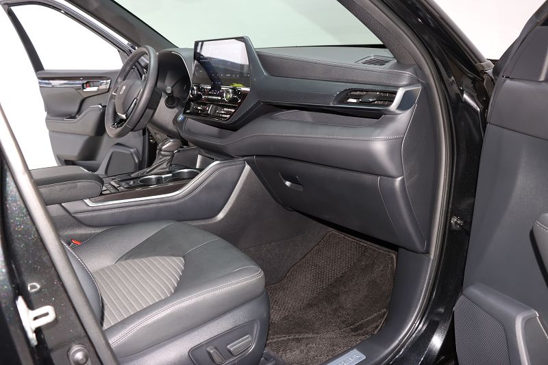 丰田 皇冠陆放 2022款 2.5L HEV四驱尊贵版