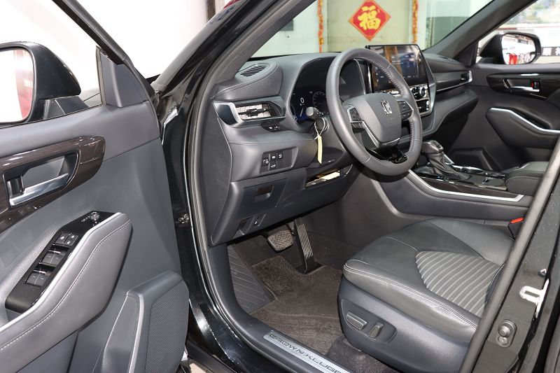 丰田 皇冠陆放 2022款 2.5L HEV四驱尊贵版