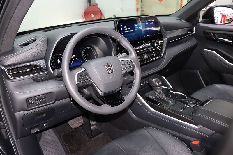 丰田 皇冠陆放 2022款 2.5L HEV四驱尊贵版