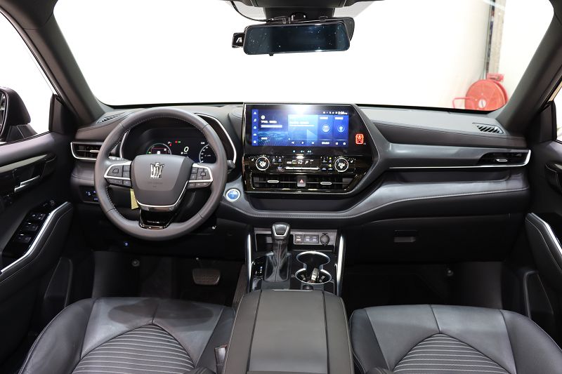 丰田 皇冠陆放 2022款 2.5L HEV四驱尊贵版