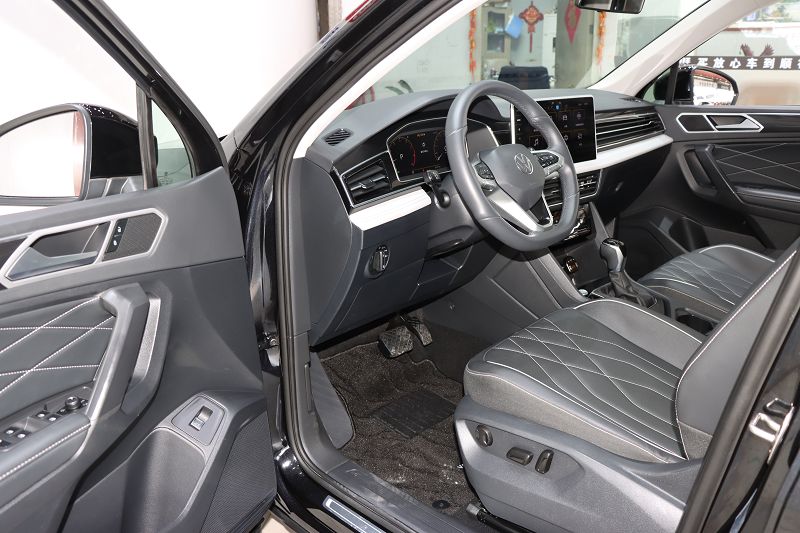 大众 途观L 2024款 出众款 300TSI 自动两驱龙腾版