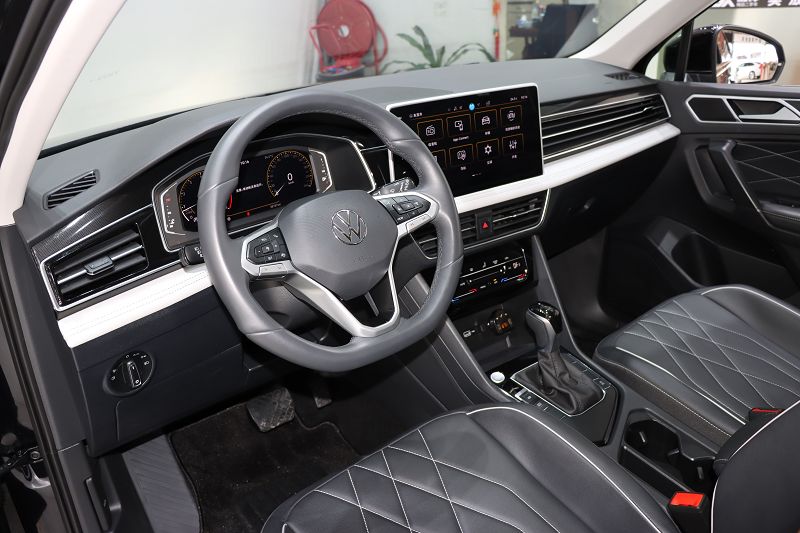 大众 途观L 2024款 出众款 300TSI 自动两驱龙腾版