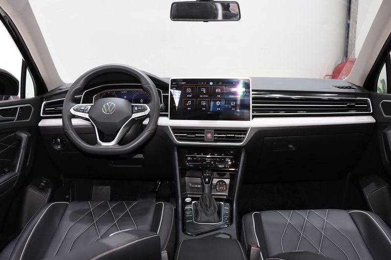 大众 途观L 2024款 出众款 300TSI 自动两驱龙腾版