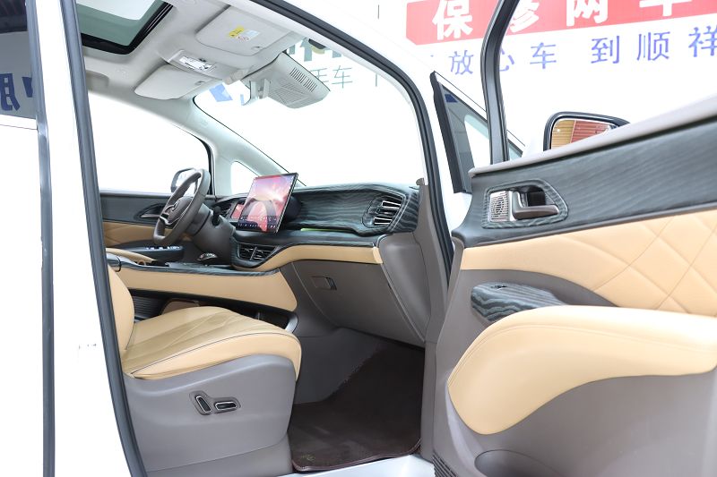 腾势D9 2022款 DM-i 970 四驱旗舰型