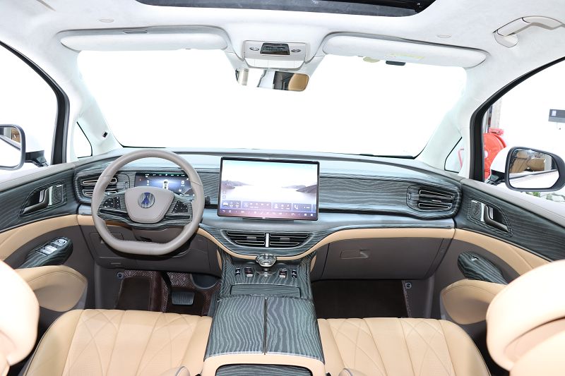 腾势D9 2022款 DM-i 970 四驱旗舰型