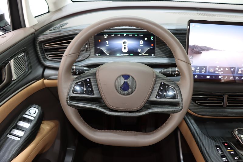 腾势D9 2022款 DM-i 970 四驱旗舰型