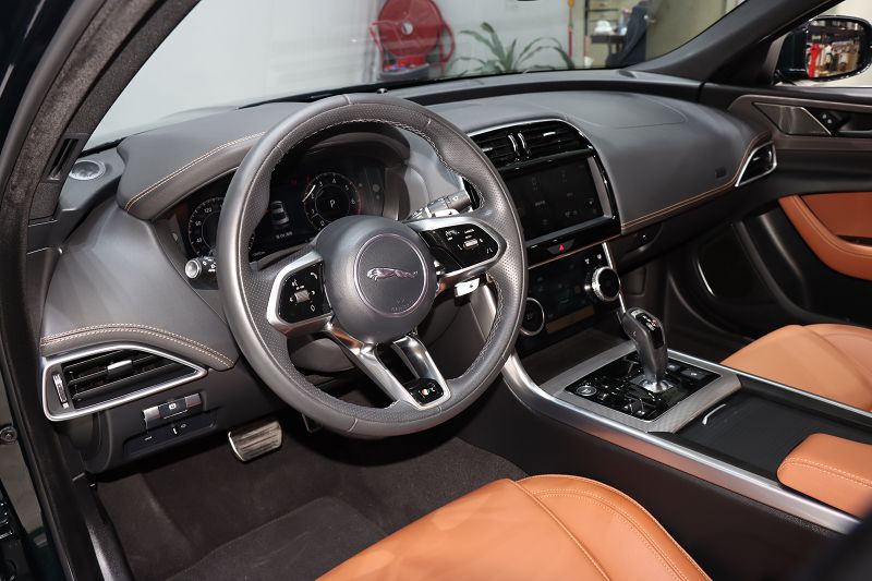 捷豹XEL 2024款 2.0T 250PS R-DYNAMIC S进取运动版