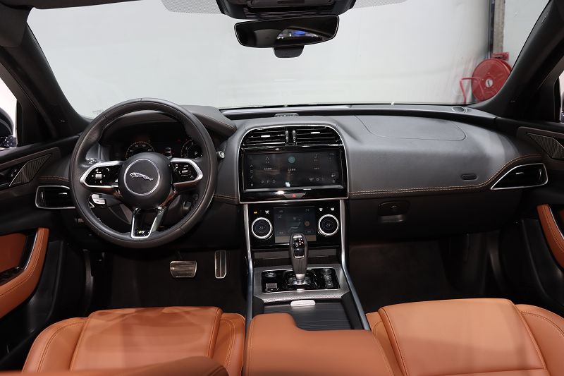 捷豹XEL 2024款 2.0T 250PS R-DYNAMIC S进取运动版