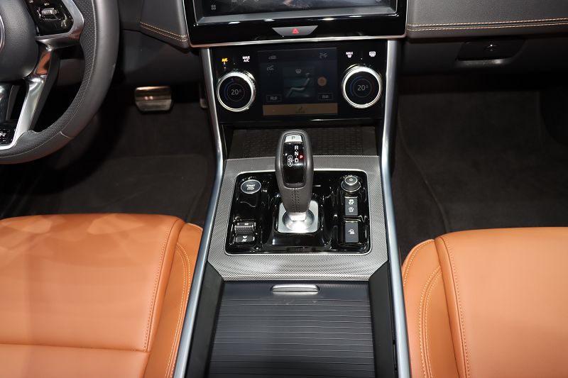 捷豹XEL 2024款 2.0T 250PS R-DYNAMIC S进取运动版