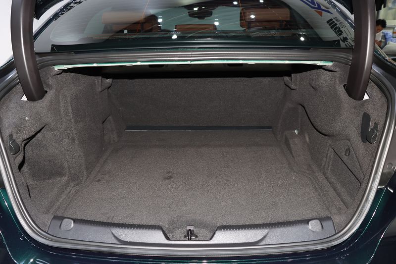 捷豹XEL 2024款 2.0T 250PS R-DYNAMIC S进取运动版