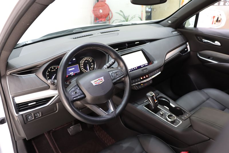 凯迪拉克XT4 2018款 28T 两驱领先型