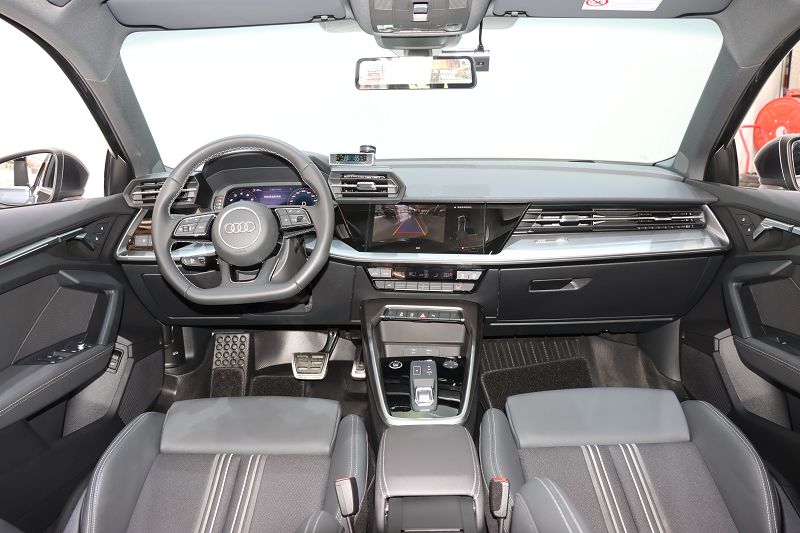 奥迪A3 2024款 A3L Limousine 35 TFSI 时尚运动型