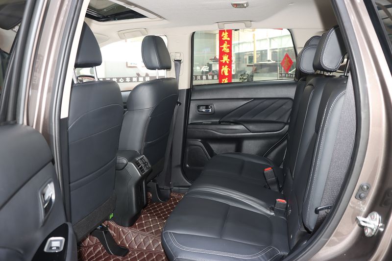 三菱 欧蓝德 2019款 2.0L 两驱畅享版 5座
