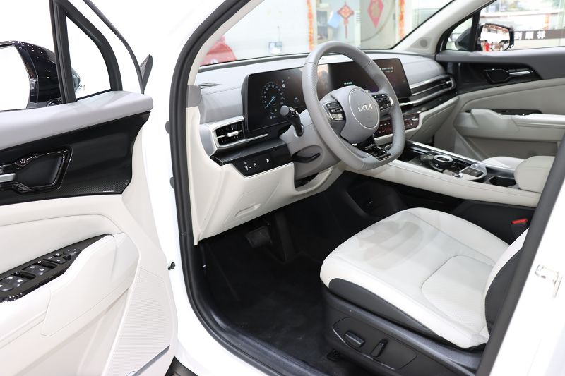 起亚狮铂拓界 2023款 1.5T 两驱尊贵版