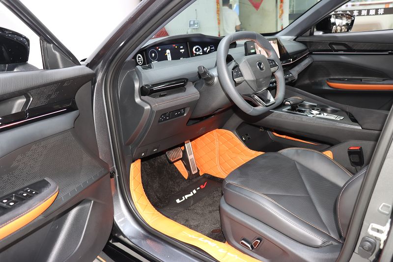 长安UNI-V 2022款 1.5T 运动版