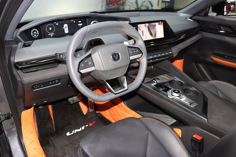 长安UNI-V 2022款 1.5T 运动版