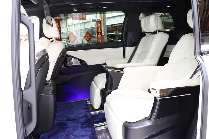 传祺M8 2023款 宗师系列 双擎 御尊版