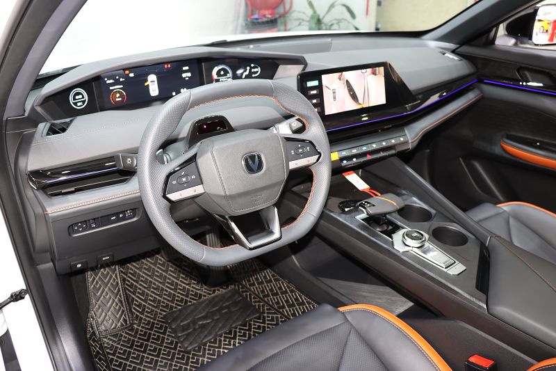 长安UNI-V 2023款 1.5T 尊贵型